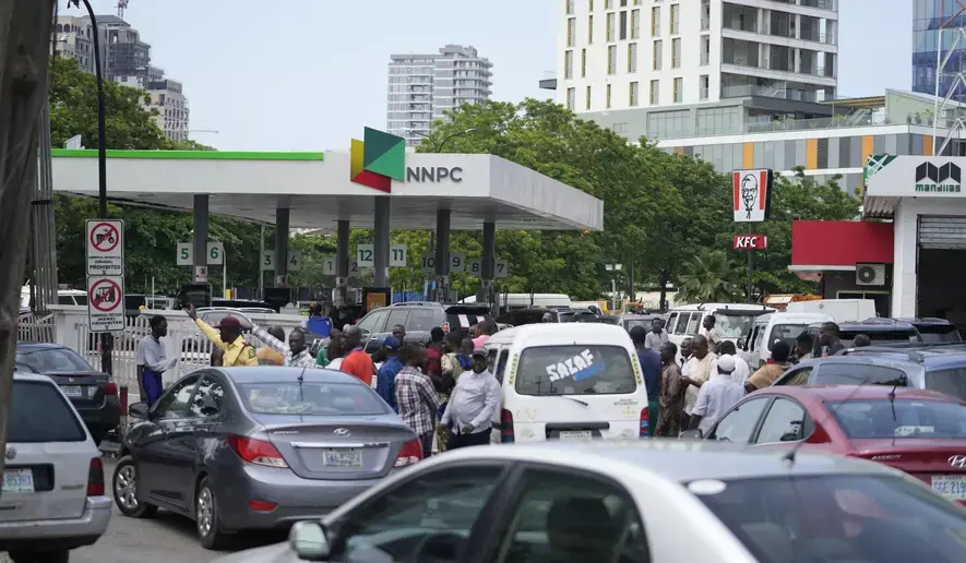 NNPC joins the price war, slashes petrol price to N860/litre