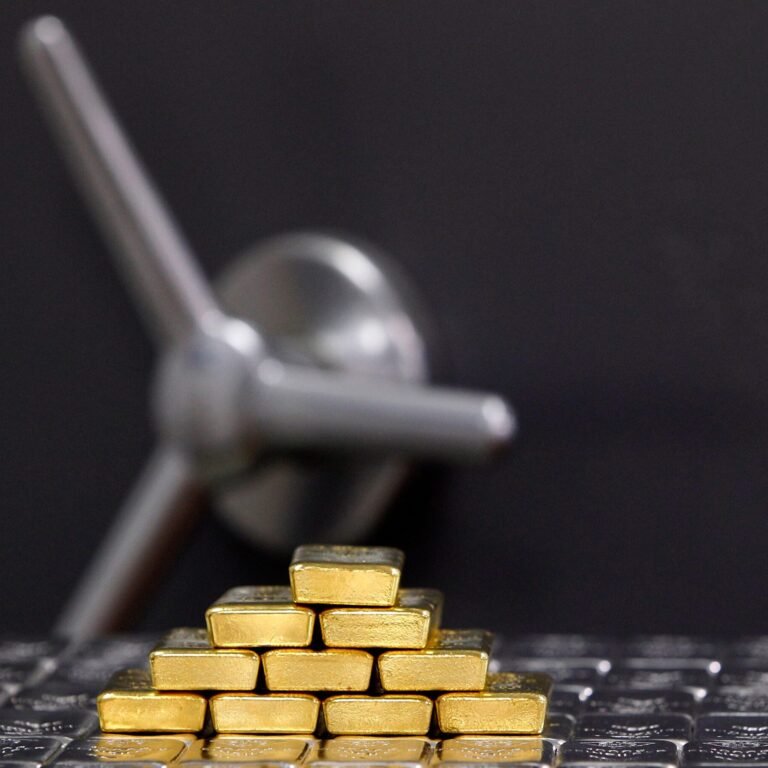 Top 10 countries with the highest reserves of foreign exchange and gold 2025